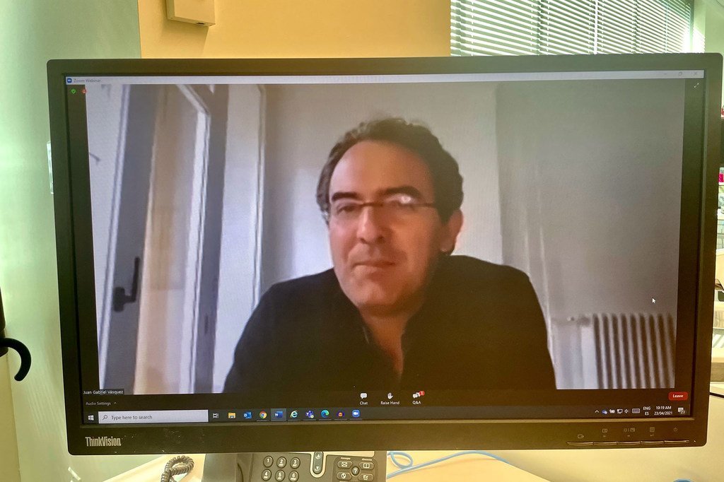 El escritor colombiano Juan Gabriel Vásquez durante un evento virtual organizado por el Grupo de Amigos del Español para conmemorar el Día de la Lengua Española en Naciones Unidas.