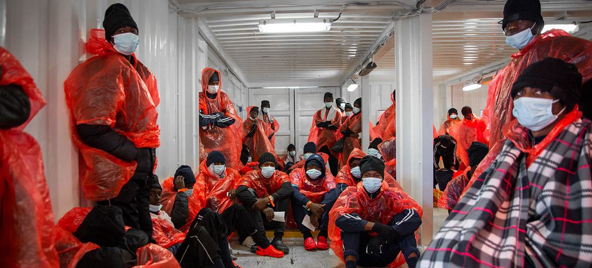 إنقاذ مهاجرين أفارقة في آذار/مارس 2021، في عرض البحر المتوسط، وهو من أكثر طرق العبور البحرية خطورة.