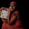 Une réfugiée rohingya de quatorze ans tient son livre de poésie préféré dans un camp de réfugiés à Cox's Bazaar, au Bangladesh.