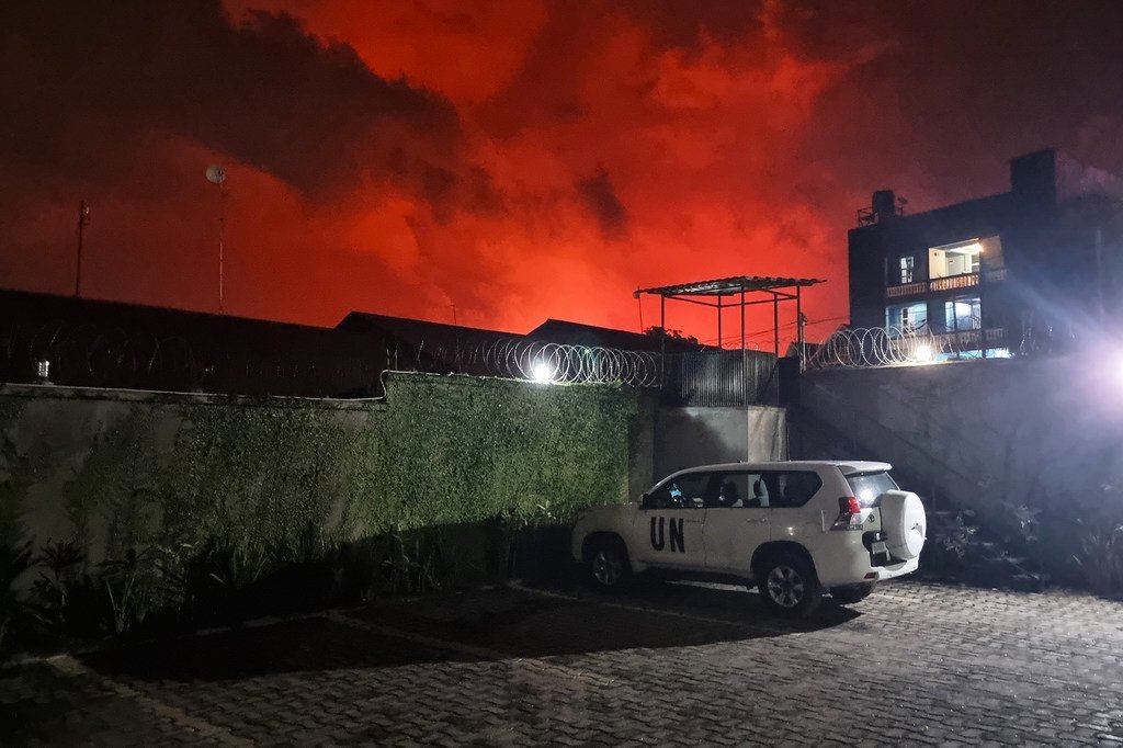 Le ciel devient rouge au dessus de l'ONU à Goma, dans l'est de la République démocratique du Congo, à la suite de l'éruption du volcan du mont Nyiragongo.
