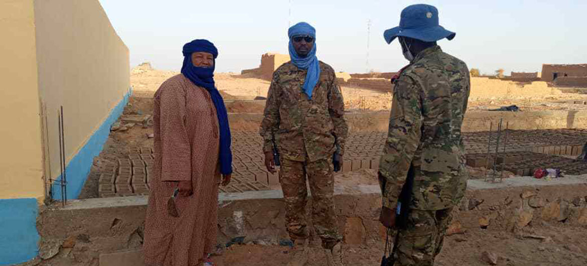 阿卜杜拉扎克上尉（中）被部署在马里东北部的阿盖洛克超级营地。这个营地遭到武装恐怖组织的袭击。