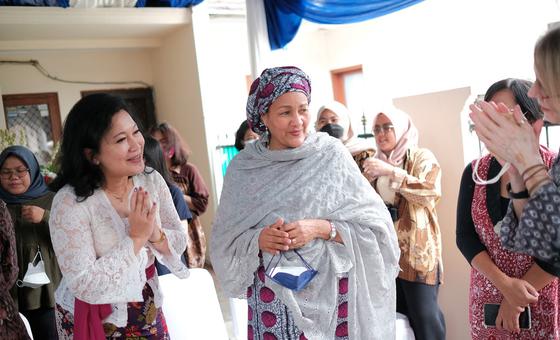 La secrétaire générale adjointe Amina Jane Mohammed rencontre des conseillers de Yahasan Pulih, une organisation de la société civile indonésienne qui travaille avec les victimes et les survivants de la violence sexiste, à Jakarta, en Indonésie, le 22 mai 2022.