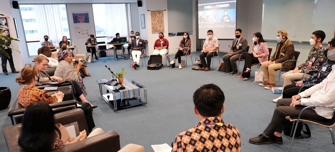 副秘书长阿米娜·穆罕默德于 2022 年 5 月 22 日在印度尼西亚雅加达会见印度尼西亚青年领袖，讨论气候问题。