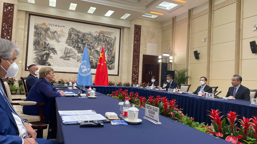 Michelle Bachelet (izquierda), Alta Comisionada de la ONU para los Derechos Humanos, se reúne con el Ministro de Asuntos Exteriores, Wang Yi, y otros funcionarios chinos en Guangzhou.