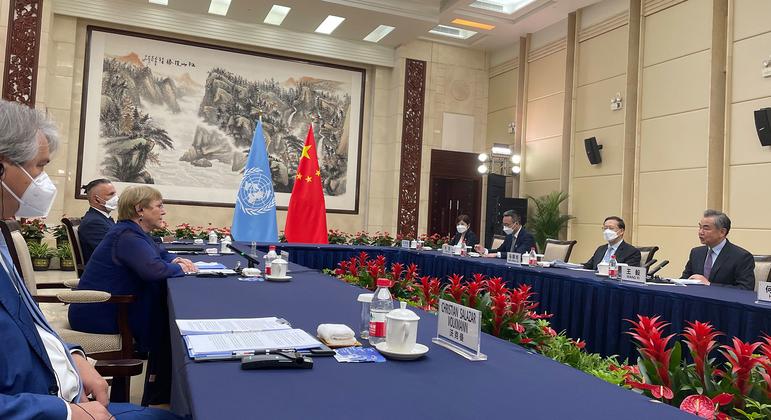 Michelle Bachelet (left), UN High Commissioner for Human Rights,  meets with Foreign Minister Wang Yi and other Chinese officials in Guangzhou. 