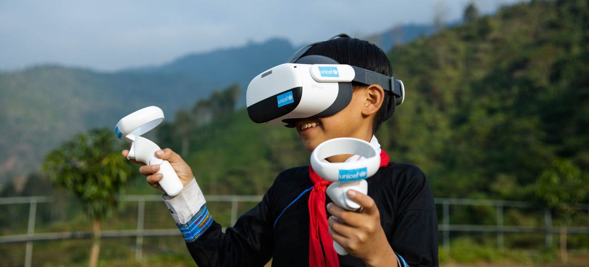 طالب يستخدم تقنية الواقع الافتراضي في مدرسة في مقاطعة لاو كاي بفيتنام.