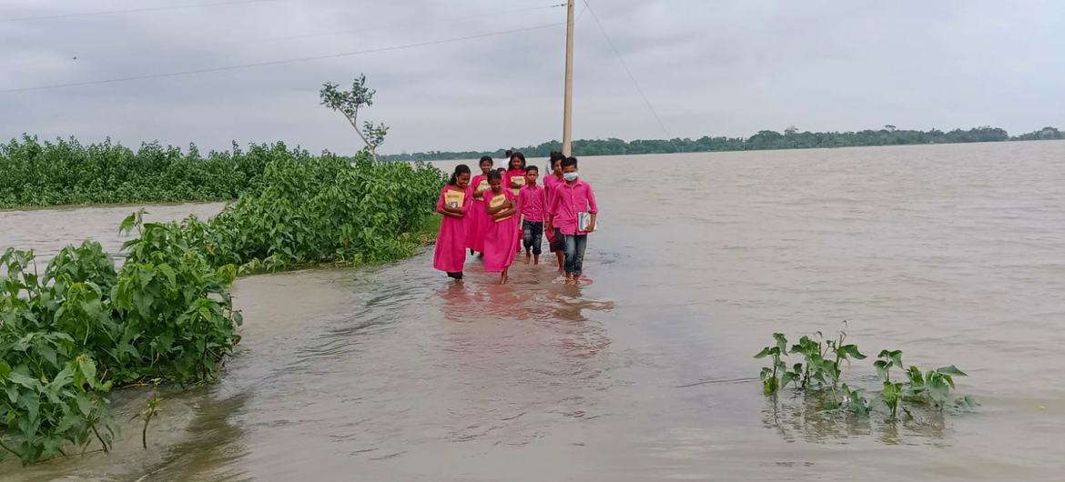 Hujan deras telah menghanyutkan kota-kota, desa-desa dan infrastruktur di Bangladesh.