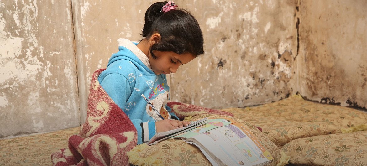 (من الأرشيف) فتاة فلسطينية لاجئة في مخيم درعا في سوريا، تواصل دراستها رغم تعطل المدارس بسبب جائحة كوفيد-19.