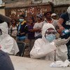 马达加斯加的卫生工作者对一些公民进行新冠病毒检测。
