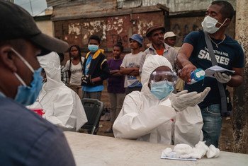 العاملون الصحيون في مدغشقر يفحصون المواطنين للتأكد إن كانوا مصابين بكوفيد-19 أم لا.