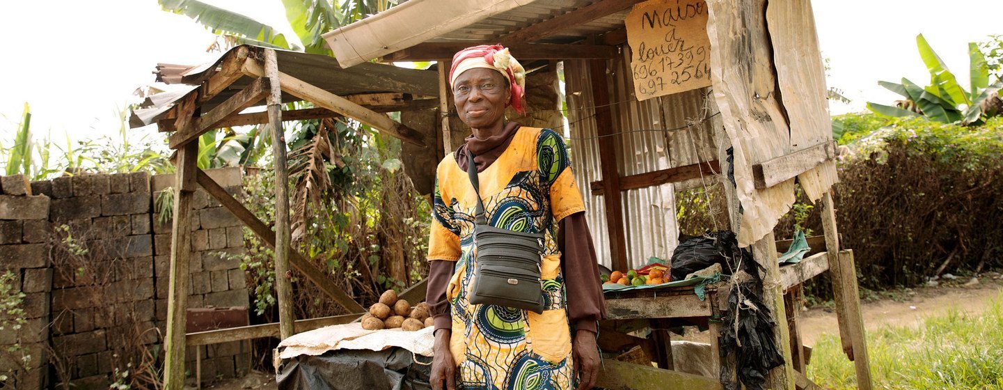 Mama Mjane anayelea wajukuu wake watatu huko Douala, Cameroon.
