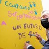 El Alto Comisionado de la ONU para los Refugiados, Filippo Grandi, escribe en un mural del Centro de Integración Social La Milagrosa, en Colombia.