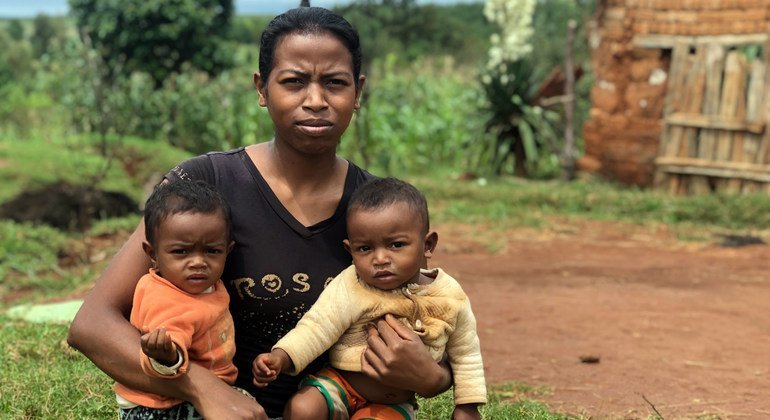 À Madagascar, ces jumeaux d'un an ont été diagnostiqués comme souffrant de malnutrition aiguë sévère.