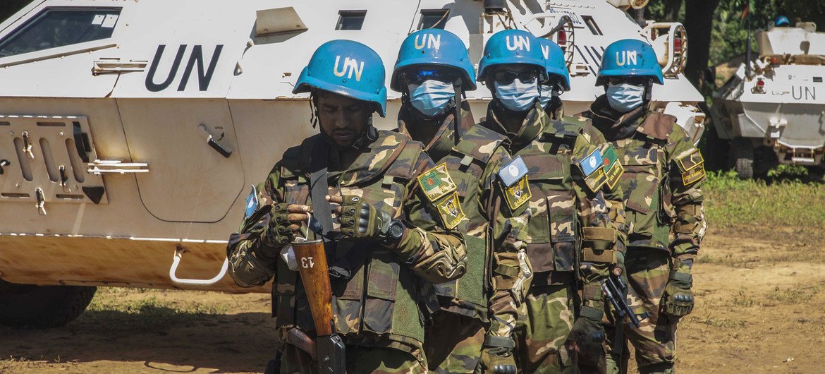 Soldados de paz da ONU fazem patrulha em Bakouma, na República Centro-Africana 