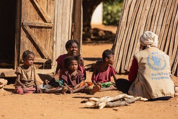 Большинство людей на Мадагаскаре живут в крайней нищете.