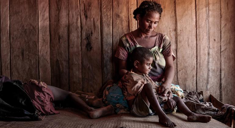 Жители Мадагаскара, пораженного засухой, сталкиваются с острым дефицитом продовольствия. Мадагаскар - одна из 15 стран, где растет число истощенных от голода детей. 