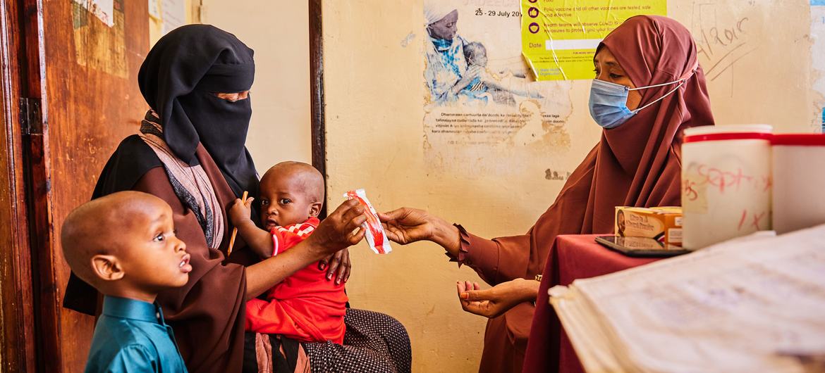 يحصل الأطفال على عبوات من الأغذية العلاجية الجاهزة للاستخدام في مركز صحي في مقاطعة غاريسان كينيا.