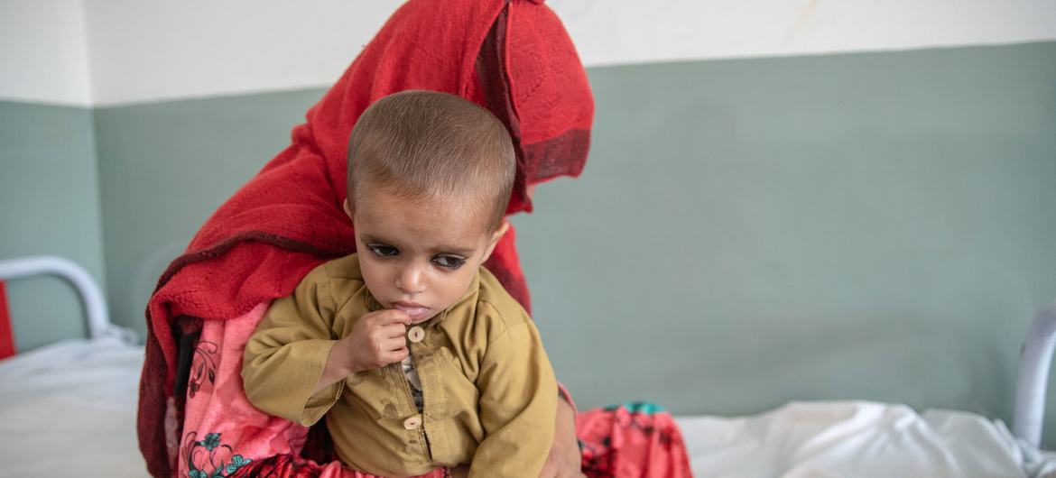 अफ़ग़ानिस्तान के कुनार प्रान्त में एक महिला और उसके बच्चे का कुपोषण के लिये उपचार किया जा रहा है.