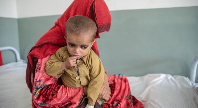 अफ़ग़ानिस्तान के कुनार प्रान्त में एक महिला और उसके बच्चे का कुपोषण के लिये उपचार किया जा रहा है.