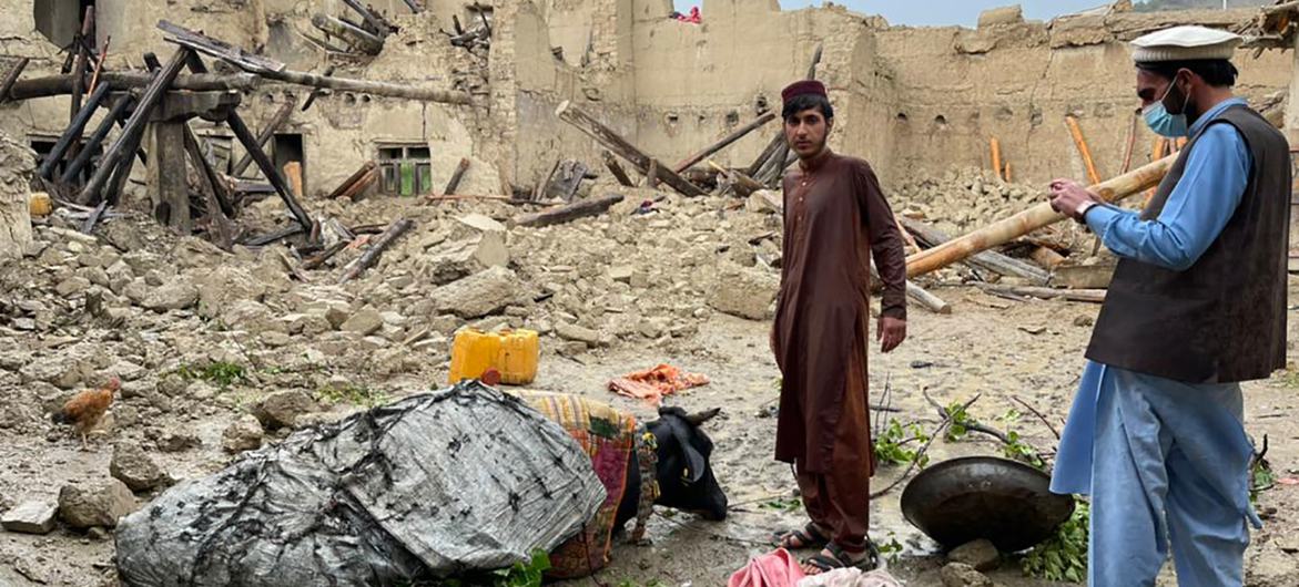 Familias en la provincia de Paktika afectada por el terremoto