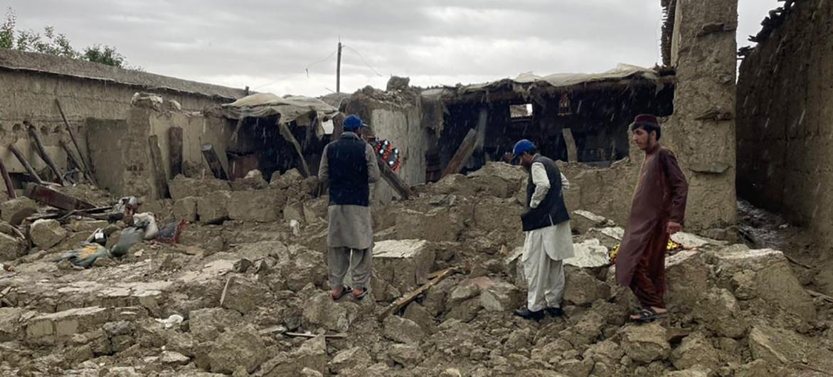 فرق المنظمة الدولية للهجرة وأفراد المجتمع يقيمون الأضرار الناجمة عن الزلزال المدمر في باكتيكا ، أفغانستان.