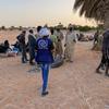Des employés de l'OIM fournissent une assistance à des employés de mines affectés par des affrontements dans le nord du Tchad.