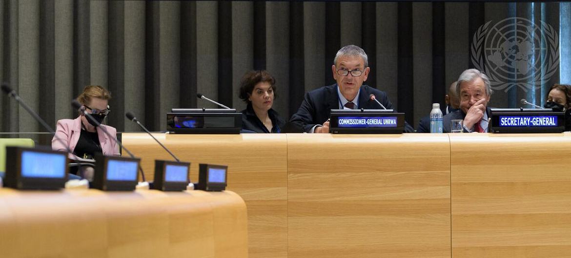 فيليب لازاريني، المفوض العام لوكالة الأمم المتحدة لإغاثة وتشغيل اللاجئين الفلسطينيين في الشرق الأدنى (الأونروا)، يتحدث خلال مؤتمر التعهدات للأونروا، إلى جانب الأمين العام أنطونيو غوتيريش.