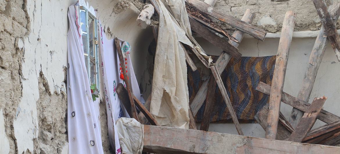 منزل تدمر في ولاية باكتيكا بأفغانستان بعد زلزال بقوة 5.9 درجة.