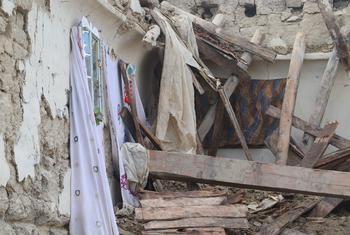 अफ़ग़ानिस्तान के पक्तिका प्रान्त में 5.9 की तीव्रता वाले भूकम्प से ध्वस्त एक घर.