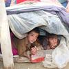 阿富汗帕克蒂卡省发生 5.9 级地震后，这两名儿童躲在塑料布下睡觉。