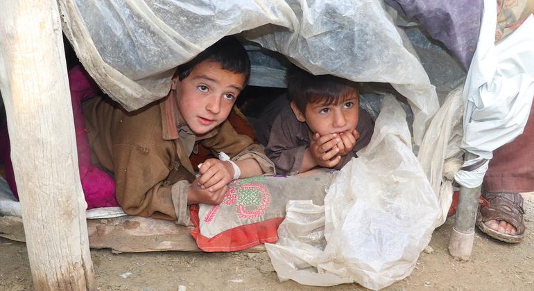 阿富汗帕克蒂卡省发生 5.9 级地震后，这两名儿童躲在塑料布下睡觉。