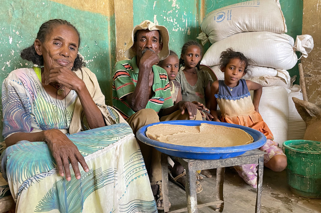 Familia iliyofurushwa makwao huko Tigray nchini Ethiopia ikiwa katika makazi ya muda huko wilaya ya Asgede, Tigray na wamepatiwa msaada wa chakula na WFP