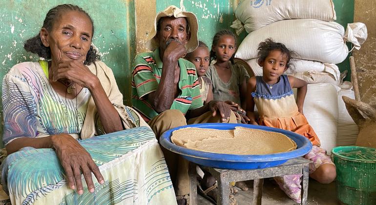 Uma família deslocada que vive em um assentamento no distrito de Asgede, em Tigray, recebe assistência alimentar do PMA