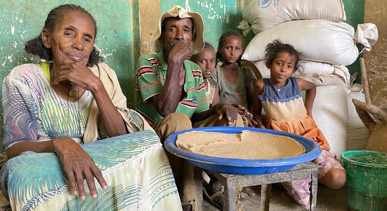 Familia desplazada en el distrito de Asgede en Tigray, Etiopía, recibe asistencia alimentaria del PMA.