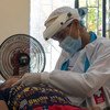 Trabajador de salud revisando a un niño colombiano durante la pandemia de COVID-19.