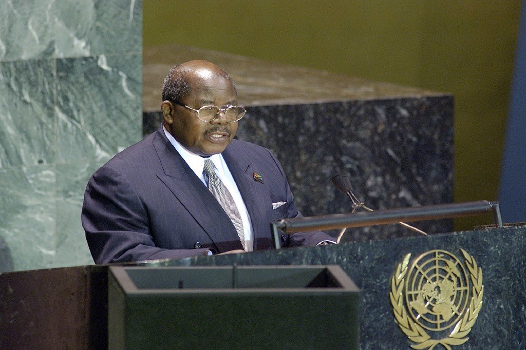 Rais Benjamin Mkapa akihutubia mjadala mkuu wa Baraza Kuu la Umoja wa Mataifa tarehe 21 Septemba 2004 jijini New York, Marekani.