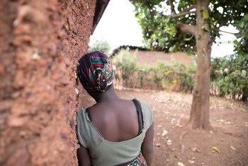 Elisabeth, que ahora tiene 16 años, se encuentra de nuevo con su familia en Burundi.