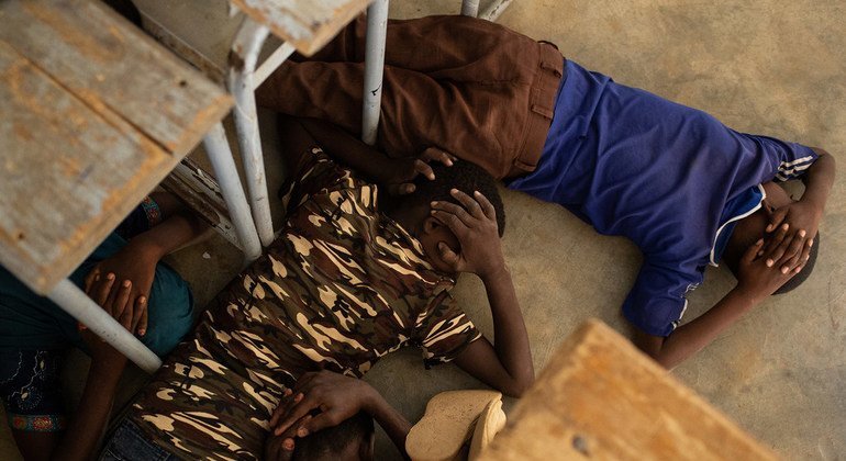 Violência em Burkina Fasso: crianças participam simulação em caso de ataques a escolas