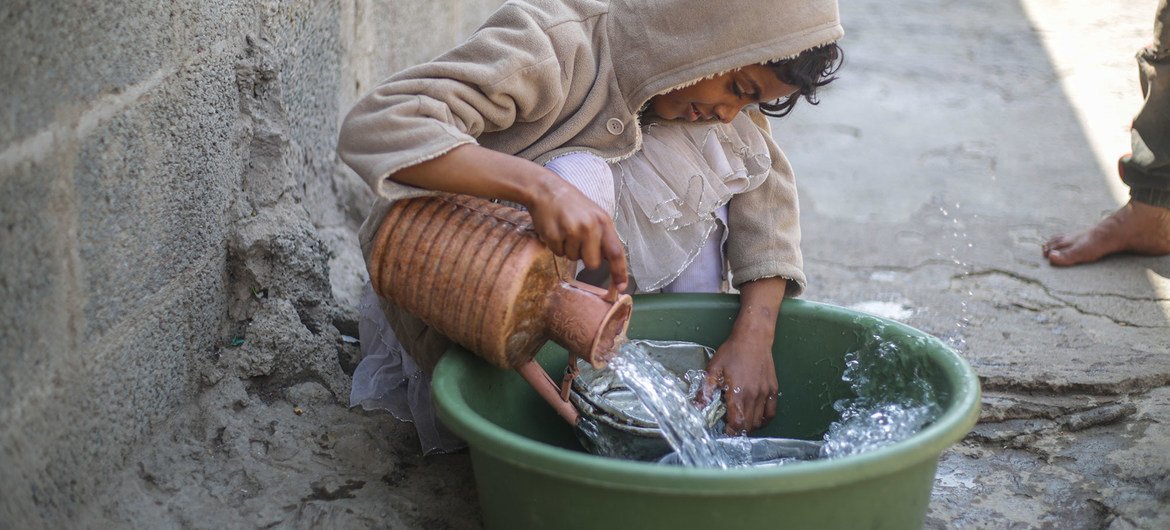 A displaced kid  washes dishes successful  an IDP campy  successful  Yemen aft  the h2o  proviso   was precocious    restored.