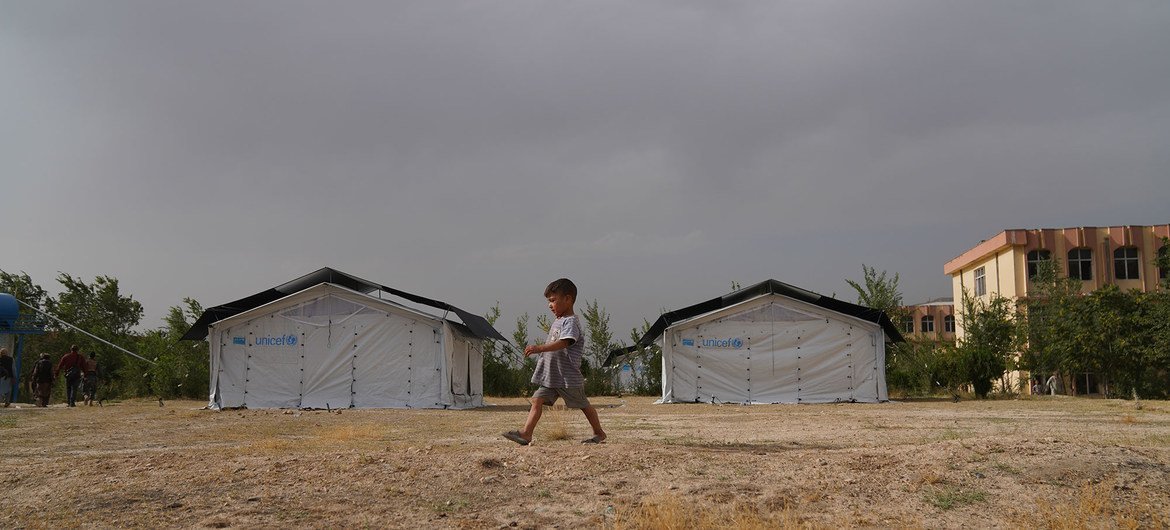 Et barn går gjennom en midlertidig leir som ble opprettet i Kabul etter at familien hans ble fordrevet UNICEF på grunn av utrygghet i Afghanistan.