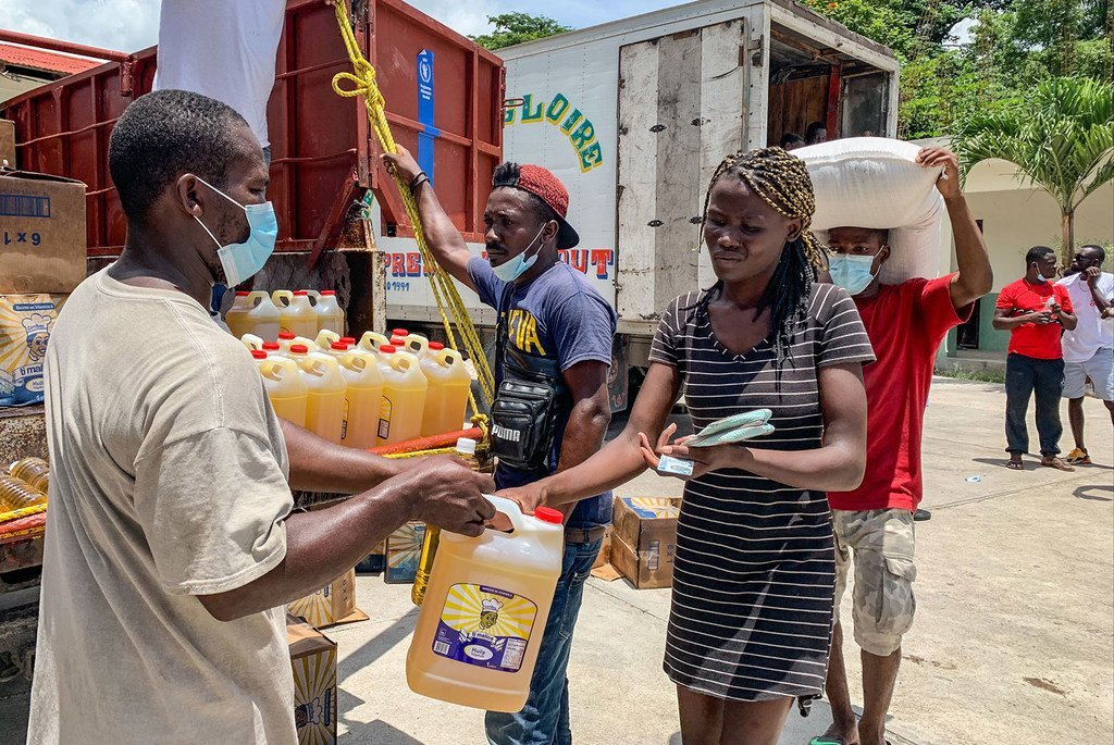 De la nourriture distribuée à 3.000 personnes à Camp-Perrin, une des zones dans le sud d'Haïti touchées par le séisme.