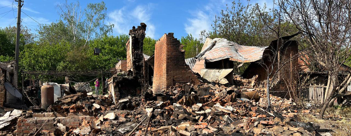 Infraestructuras críticas y zonas residenciales fuertemente dañadas en la región noreste de Ucrania tras la invasión rusa de 2022.