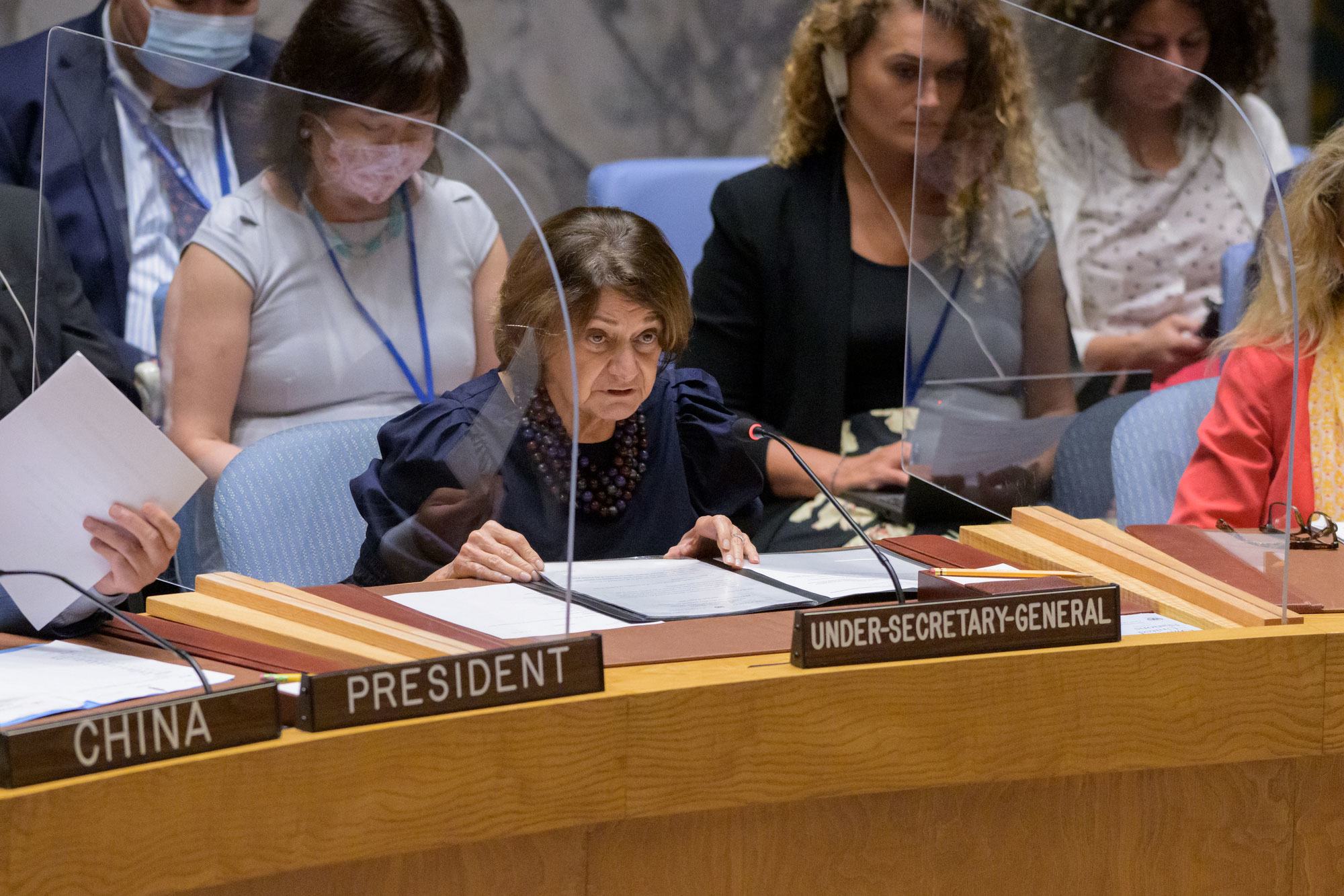 روزماري ديكارلو، وكيلة الأمين العام للشؤون السياسية وبناء السلام، تخاطب مجلس الأمن في جلسته بشأن التهديدات للسلام والأمن الدوليين.
