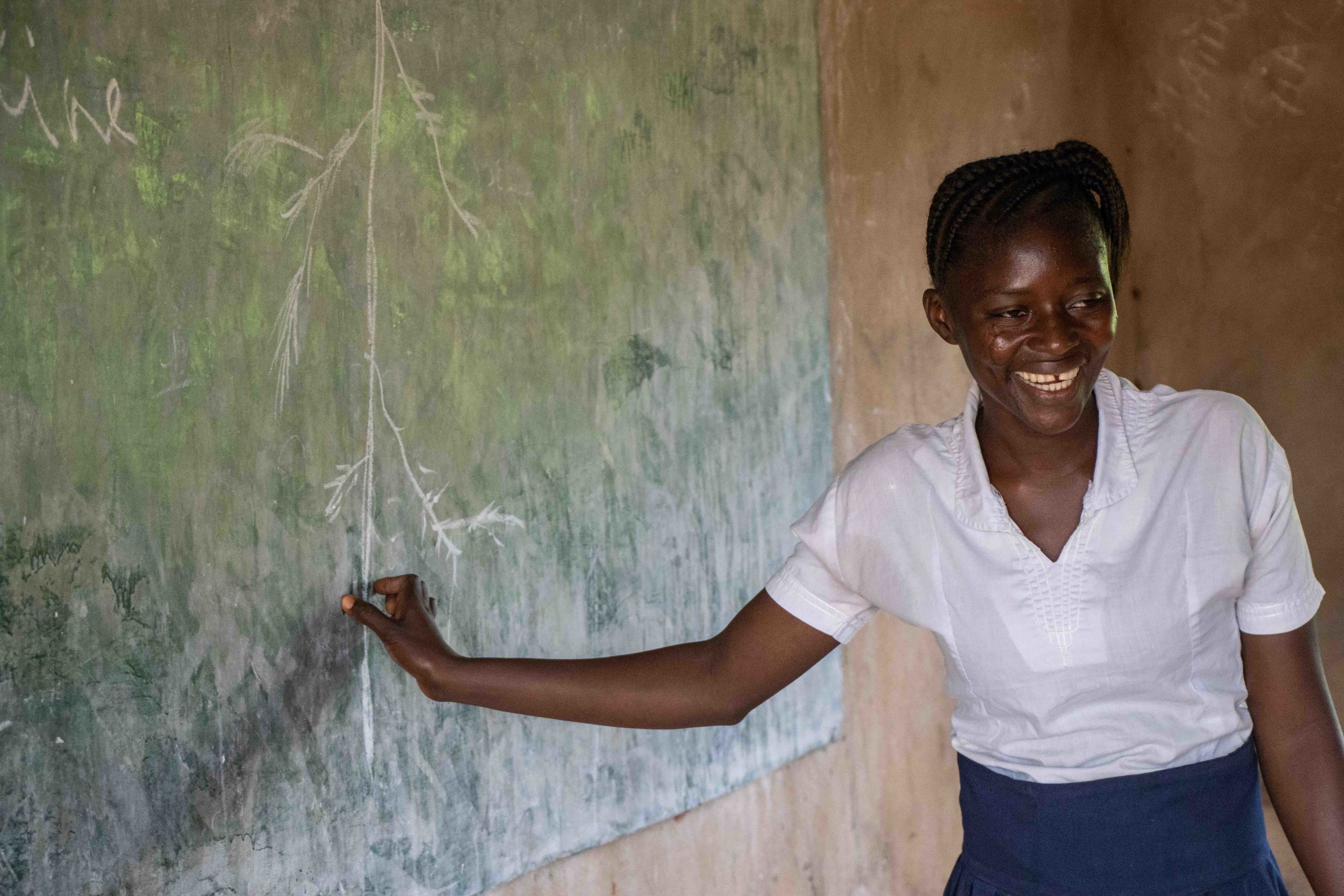 تمكنت يابنزيري، وهي أم شابة لطفلين، من العودة إلى المدرسة بدعم من صندوق "التعليم لا ينتظر" في جمهورية  الكونغو الديمقراطية.