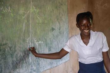 Yabanziri, une jeune mère de deux enfants, a pu retourner à l’école en République démocratique du Congo.