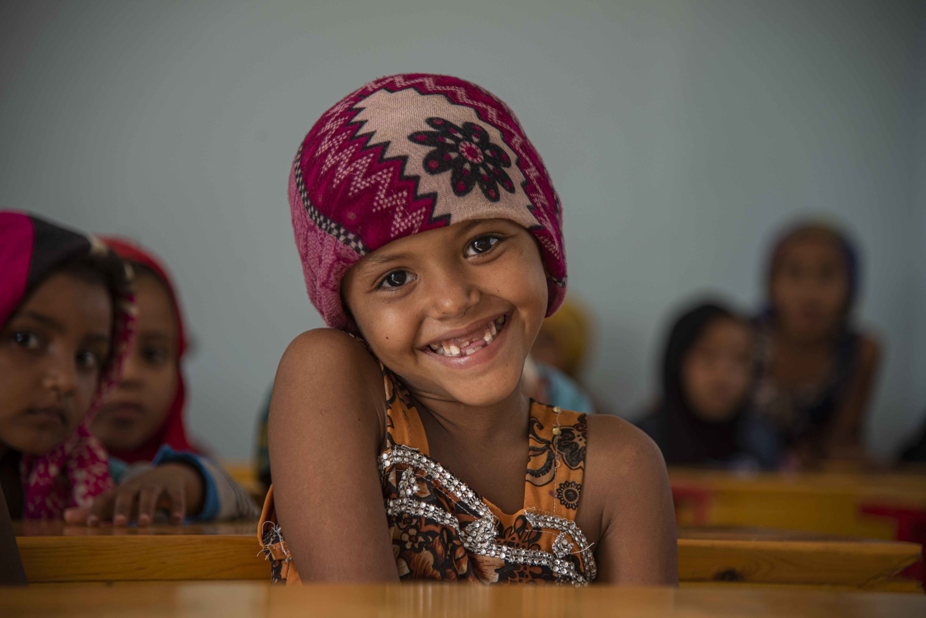 فتاة صغيرة في فصلها الدراسي في اليمن، حيث يدعم برنامج ممول من صندوق "التعليم لا ينتظر"المعلمين والطلاب من خلال تحسين الوصول إلى التعليم الجيد.