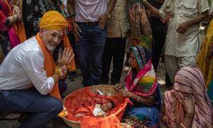 भारत में संयुक्त राष्ट्र के रैज़िडेण्ट कोऑर्डिनेटर, शॉम्बी शार्प, भारत में राजस्थान राज्य के पिपलांत्री गाँव में, बालिकाओं के जन्म का जश्न मनाने के उत्सव में भाग लेते हुए.