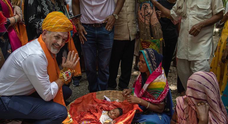 भारत में संयुक्त राष्ट्र के रैज़िडेण्ट कोऑर्डिनेटर, शॉम्बी शार्प, भारत में राजस्थान राज्य के पिपलांत्री गाँव में, बालिकाओं के जन्म का जश्न मनाने के उत्सव में भाग लेते हुए.