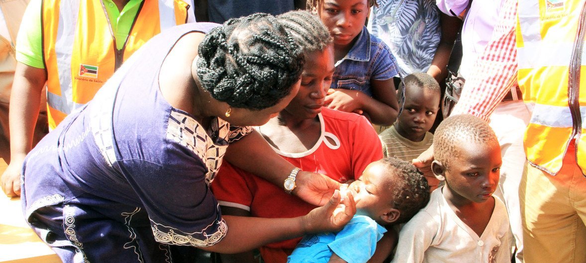 Vacinação contra a côlera na cidade de Beira, em Moçambique, realizada pelo Ministério da Saúde com apoio da Organização Mundial da Saúde