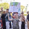 联合国工作人员及其家人聚集在纽约联合国总部，支持青年领导的全球气候示威。